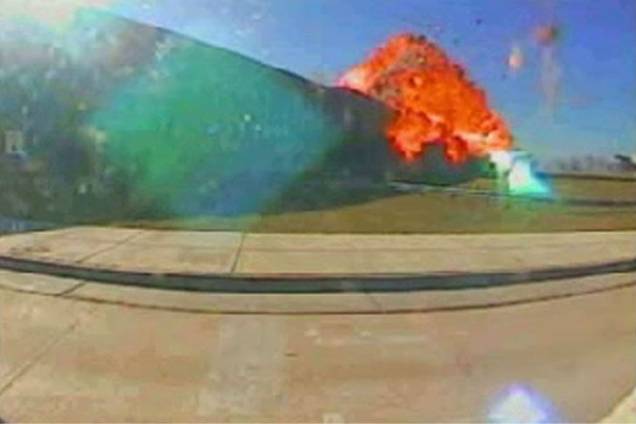 Câmera de segurança mostra o momento em que o Boeing 757, pilotado por terroristas, se choca com o Pentágono Câmera de segurança mostra o momento em que o Boeing 757, pilotado por terroristas, se choca com o Pentágono