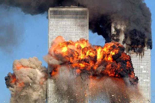 Voo 175 da United Airlines colide com a Torre Sul do World Trade Center, na Ilha de Manhattan, em Nova York, com 51 passageiros, nove tripulantes e os cinco sequestradores a bordo Voo 175 da United Airlines colide com a Torre Sul do World Trade Center, na Ilha de Manhattan, em Nova York, com 51 passageiros, nove tripulantes e os cinco sequestradores a bordo
