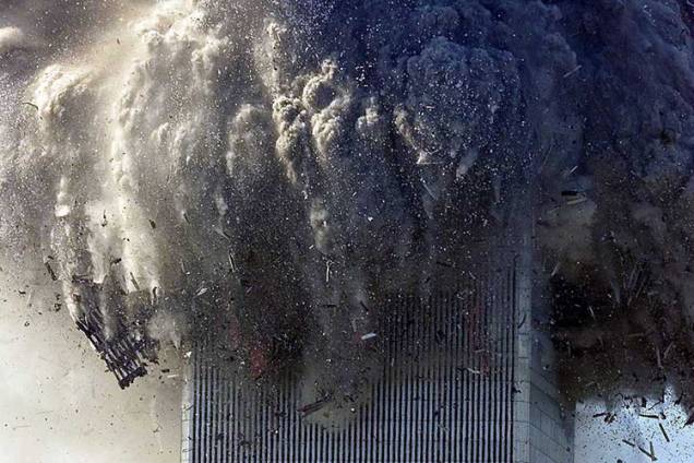 Torre do World Trade Center desaba e cobre a Ilha de Manhattan de poeira e fumaça tóxica Torre do World Trade Center desaba e cobre a Ilha de Manhattan de poeira e fumaça tóxica