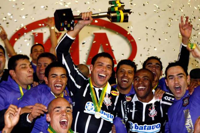 O jogador Ronaldo ergue a taça da Copa Brasil após o empate do Corinthians contra o Internacional que deu o título ao time paulista, no estádio Beira Rio, em Porto Alegre (RS) - 01/07/2009