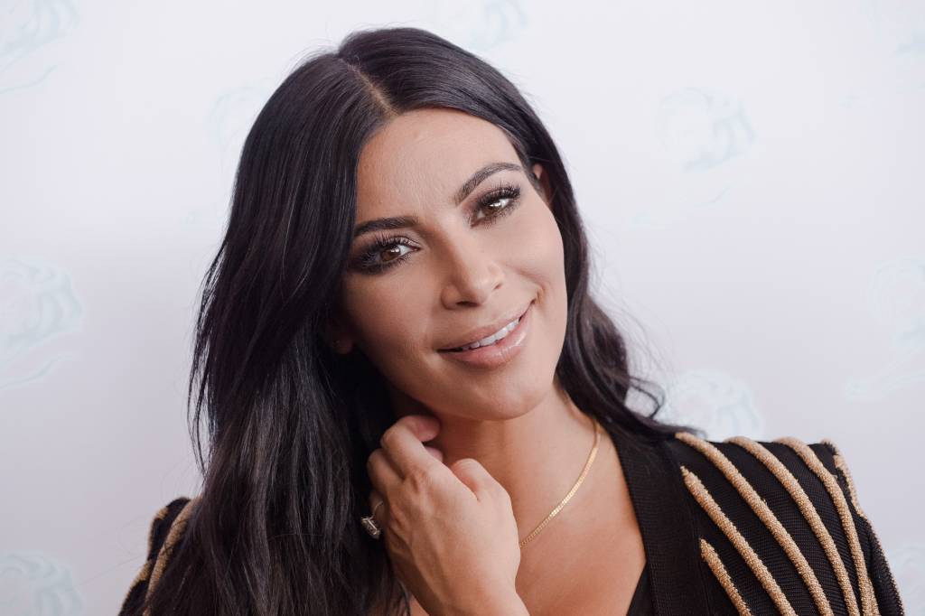 Kim Kardashian fala sobre como é viver com psoríase. Entenda a doença