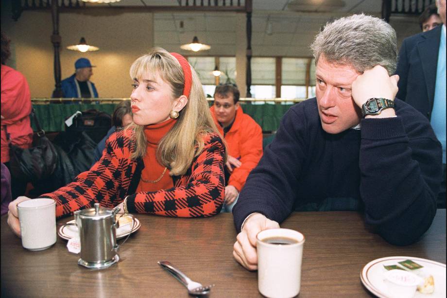 O candidato democrata à presidência dos Estados Unidos, Bill Clinton (dir), e sua esposa Hillary Clinton (esq), durante campanha em Bedford - 16/02/1992