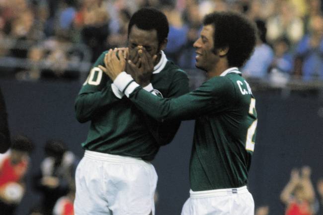 Pelé, do Cosmos, chorando, ao lado de Carlos Alberto, durante jogo amistoso contra o Santos, em sua despedida definitiva do futebol -