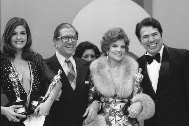 Sandra Bréa, Victor Civita, Tônia Carrero e Silvio Santos, na entrega do Troféu Imprensa, em 1975 Sandra Bréa, Victor Civita, Tônia Carrero e Silvio Santos, na entrega do Troféu Imprensa, em 1975