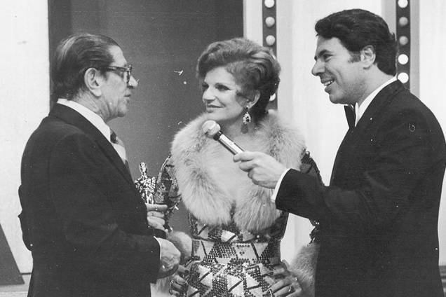 Victor Civita com Tônia Carrero e Silvio Santos na entrega do Troféu Imprensa, em 1975 Victor Civita com Tônia Carrero e Silvio Santos na entrega do Troféu Imprensa, em 1975