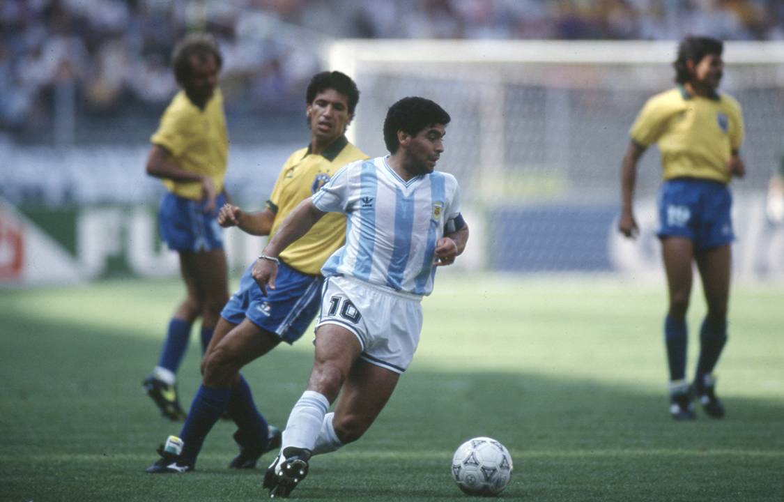 Careca, do Brasil e Maradona, da Argentina durante o jogo entre Brasil 0 x 1 Argentina, partida válida pela Copa do Mundo de Futebol, no Estádio Delle Alpi.