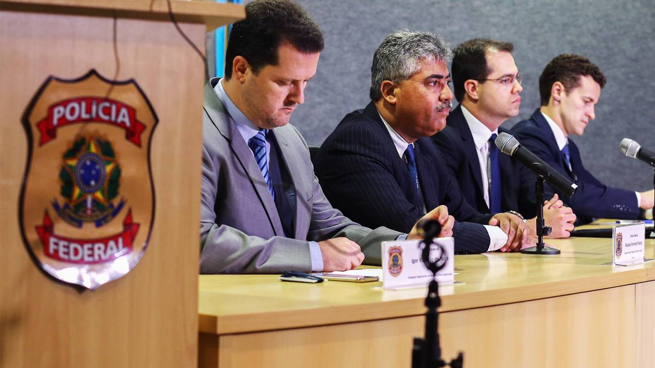 Coletiva da Polícia Federal sobre a Operação Dragão, deflagrada pela 36ª fase da Operação Lava Jato, em cidades do Paraná, São Paulo e Ceará. Foram cumpridos 18 mandados judiciais, sendo 16 de busca e apreensão e dois de prisão preventiva. Na foto, o delegado federal Igor Romário de Paula, o superintendente da PF no Paraná Rosalvo Ferreira Franco e os procuradores da República Júlio Noronha e Roberson Pozzobon - 10/11/2016