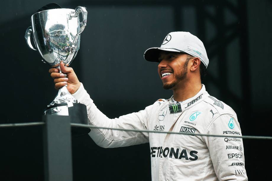 O piloto britânico Lewis Hamilton comemora após vencer o Grande Prêmio do Brasil de Fórmula 1, realizado no Autódromo de Interlagos - 13/11/2016