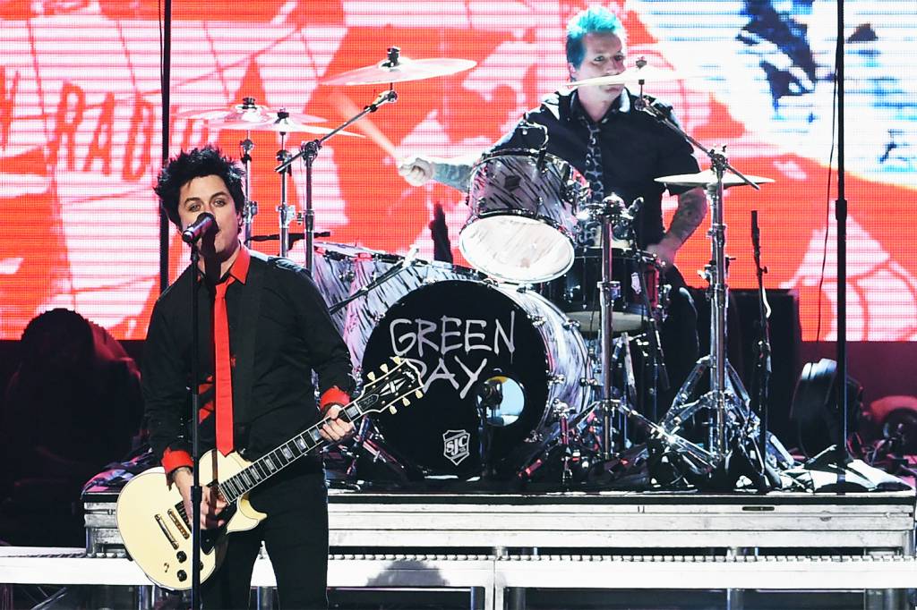 Green Day no American Music Awards A banda Green Day realiza apresentação durante a premiaçã do American Music Awards, realizada no Microsoft Theater, em Los Angeles, no estado americano da Califórnia - 20/11/2016