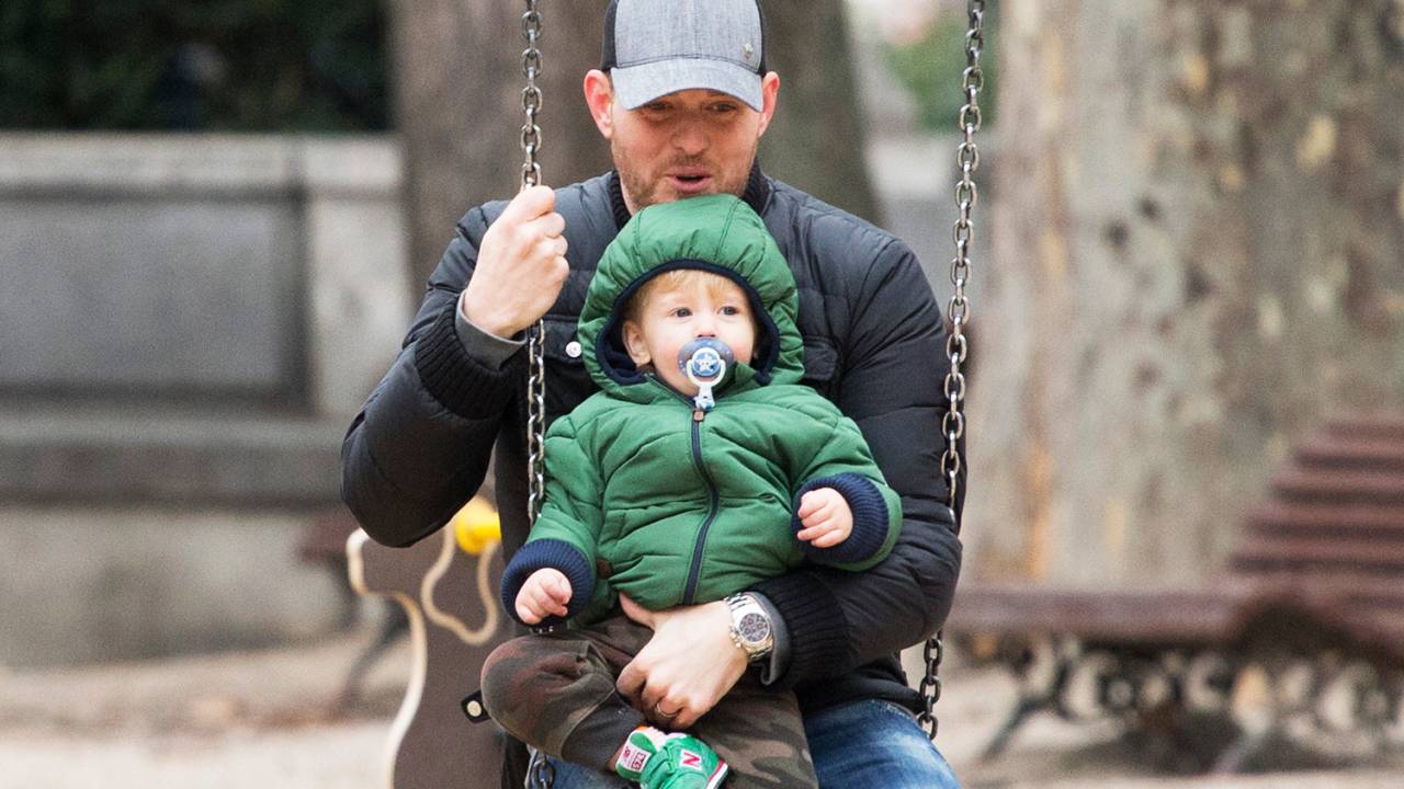 O cantor Michael Bublé e seu filho Noah, em parque de Madri, na Espanha - 12/02/2015