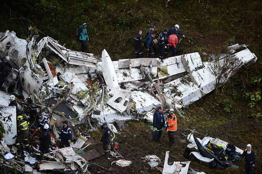 Equipes de resgate buscam sobreviventes entre os destroços do avião da Lamia que transportava a equipe da Chapecoense, e caiu nas montanhas de Cerro Gordo, no município de La Union, na Colômbia