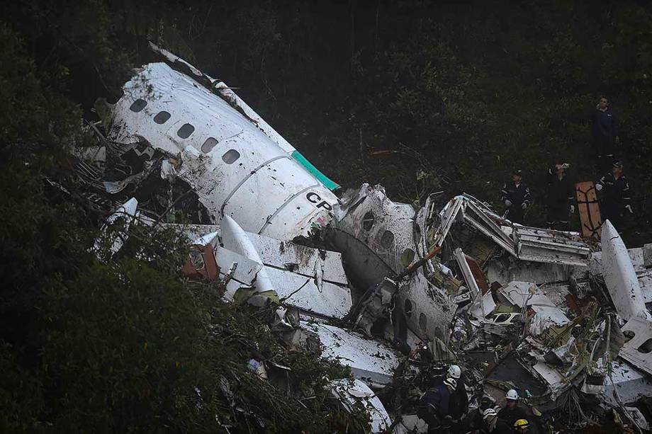 Equipes de resgate buscam sobreviventes entre os destroços do avião da Lamia que transportava a equipe da Chapecoense, e caiu nas montanhas de Cerro Gordo, no município de La Union, na Colômbia