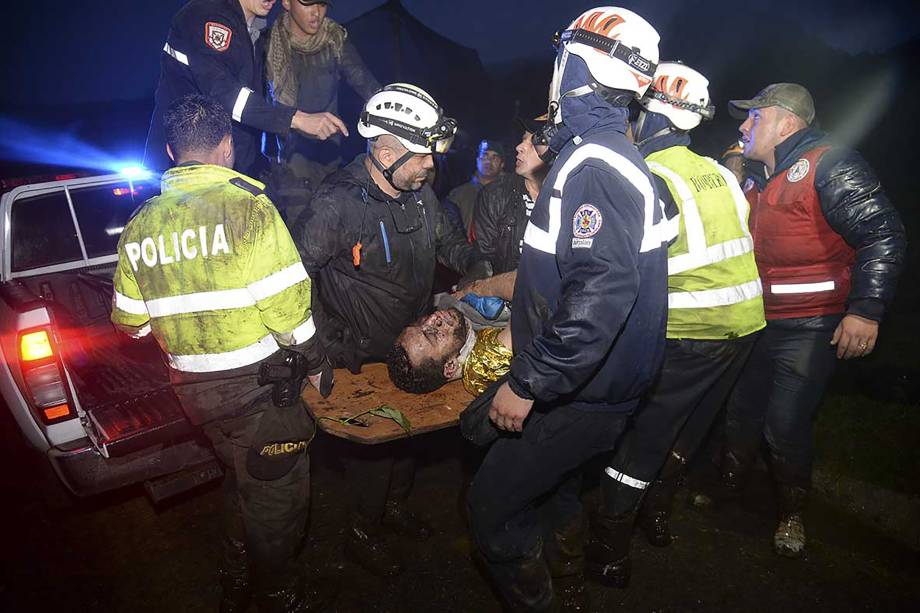 Equipes de resgate buscam sobreviventes entre os destroços do avião da Lamia que transportava a equipe da Chapecoense, e caiu nas montanhas de Cerro Gordo, no município de La Union, na Colômbia