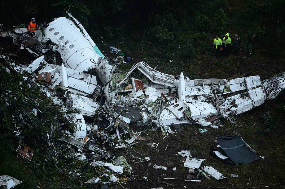 Equipes de resgate buscam sobreviventes entre os destroços do avião da Lamia que transportava a equipe da Chapecoense, e caiu nas montanhas de Cerro Gordo, no município de La Union, na Colômbia