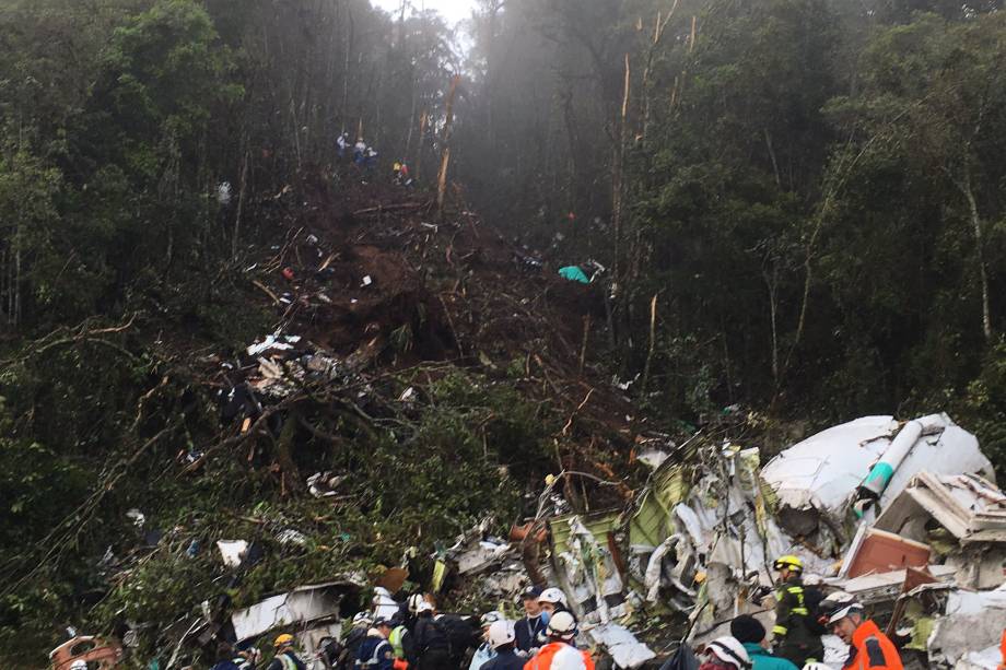 Equipes de resgate buscam sobreviventes entre os destroços do avião da Lamia que transportava a equipe da Chapecoense, e caiu nas montanhas de Cerro Gordo, no município de La Union, na Colômbia