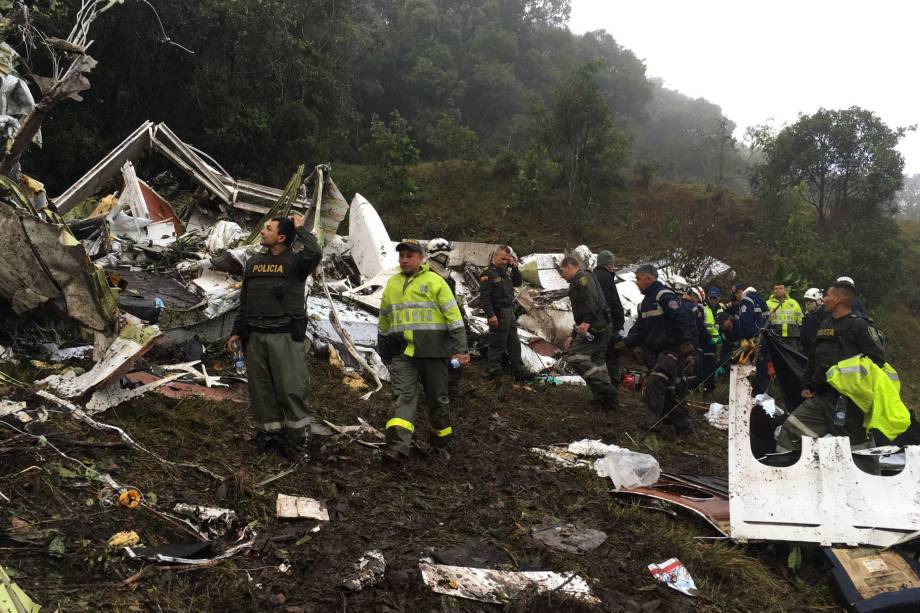 Equipes de resgate buscam sobreviventes entre os destroços do avião da Lamia que transportava a equipe da Chapecoense, e caiu nas montanhas de Cerro Gordo, no município de La Union, na Colômbia