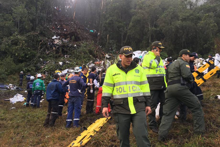 Equipes de resgate buscam sobreviventes entre os destroços do avião da Lamia que transportava a equipe da Chapecoense, e caiu nas montanhas de Cerro Gordo, no município de La Union, na Colômbia