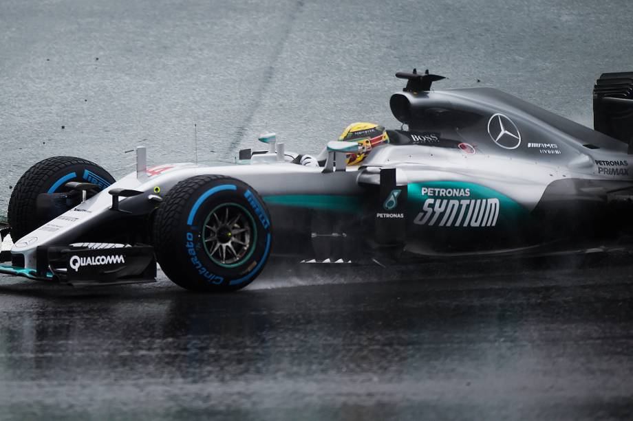 O piloto Lewis Hamilton, da equipe Mercedes, durante o Grande Prêmio do Brasil de Fórmula 1, realizado no Autódromo de Interlagos, zona sul de São Paulo (SP) - 13/11/2016