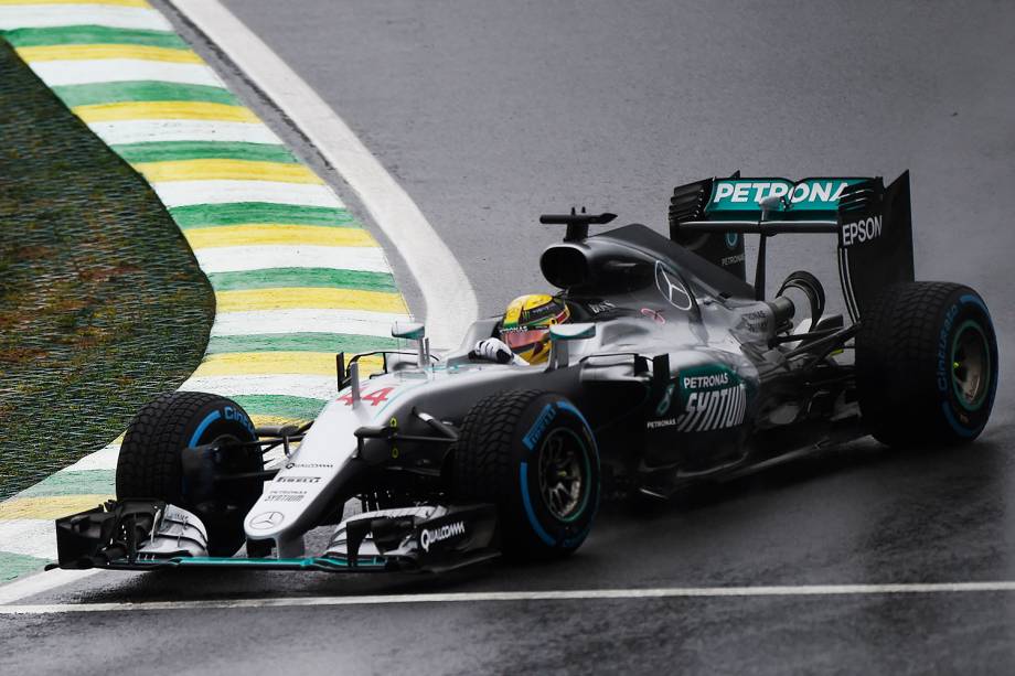 O piloto Lewis Hamilton, da equipe Mercedes, durante o Grande Prêmio do Brasil de Fórmula 1, realizado no Autódromo de Interlagos, zona sul de São Paulo (SP) - 13/11/2016