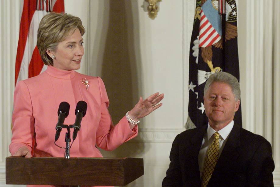 Bill Clinton e a primeira-dama Hillary Clinton em 2000