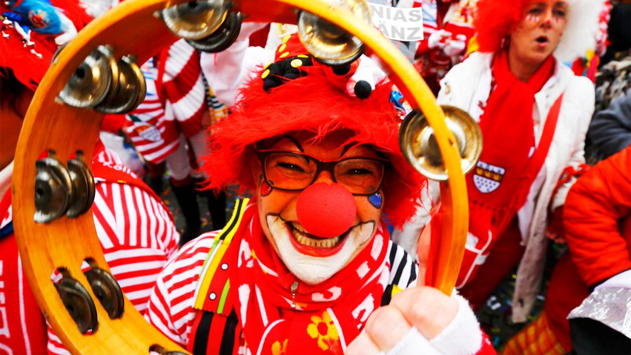 Foliões participam de bloco de Carnaval em Colônia, na Alemanha - 11/11/2016