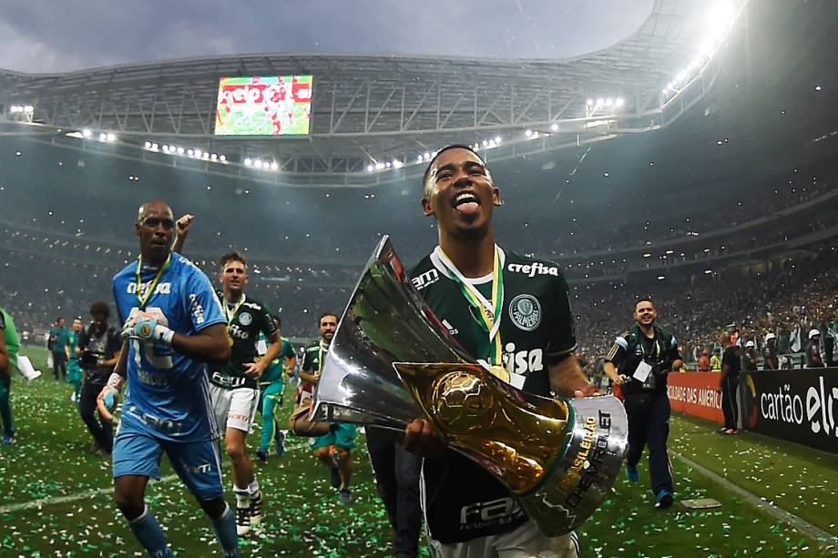 Gabriel Jesus carrega taça do Campeonato Brasileiro