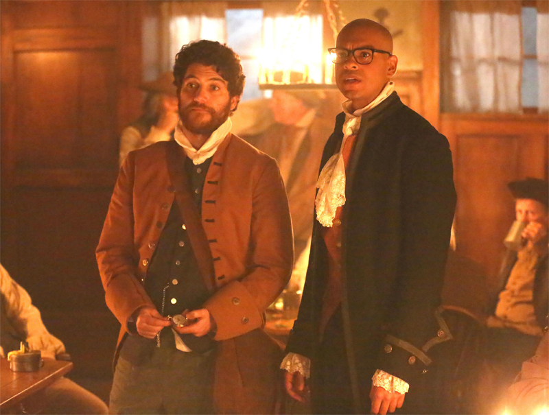 (E-D) Adam Pally e Yassir Lester em 'Making History' (Foto: Qantrell Colbert/Fox)