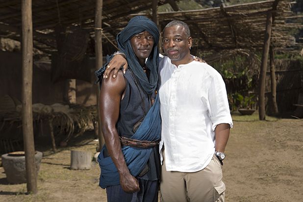Dois intérpretes de Kunta Kinte: Malachi Kirby (E), da versão atual de 'Raízes', e LeVar Burton, da produção da década de 1970. (Foto: History Channel)