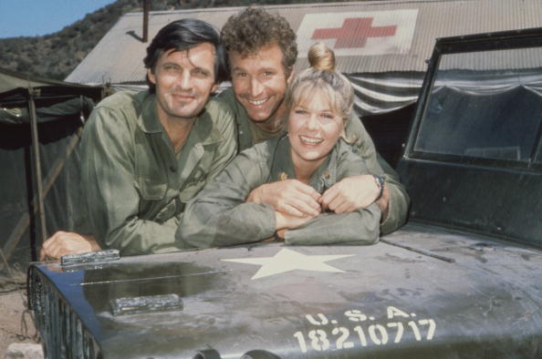 (E-D) Alan Alda, Wayne Rogers e Loretta Swit em ‘M*A*S*H’ (Foto: CBS/Arquivo) (E-D) Alan Alda, Wayne Rogers e Loretta Swit em 'M*A*S*H' (Foto: CBS/Arquivo)