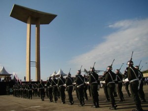 Troca de guarda no Monumento aos Pracinhas: ao ar livre, n&atilde;o d&aacute; mais