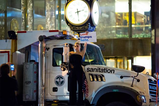 A cantora Lady Gaga realiza protesto contra o republicano Donald Trump, na cidade de Nova York - 09/11/2016