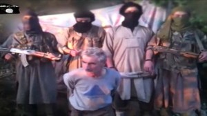 O-frances-Herve-Gourdel-cercado-por-carrascos-de-grupo-terrorista-ligado-ao-Estado-Islamico-EI-em-video-divulgado-na-internet-size-598