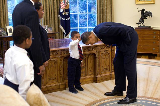 Funcionário temporário da Casa Branca, Carlton Philadelphia, trouxe sua família para o Salão Oval, da Casa Branca. O filho pediu para tocar a cabeça do Presidente Obama, para ver se se parecia com o seu corte de cabelo - 08/05/2009 Funcionário temporário da Casa Branca, Carlton Philadelphia, trouxe sua família para o Salão Oval, da Casa Branca. O filho pediu para tocar a cabeça do Presidente Obama, para ver se se parecia com o seu corte de cabelo - 08/05/2009