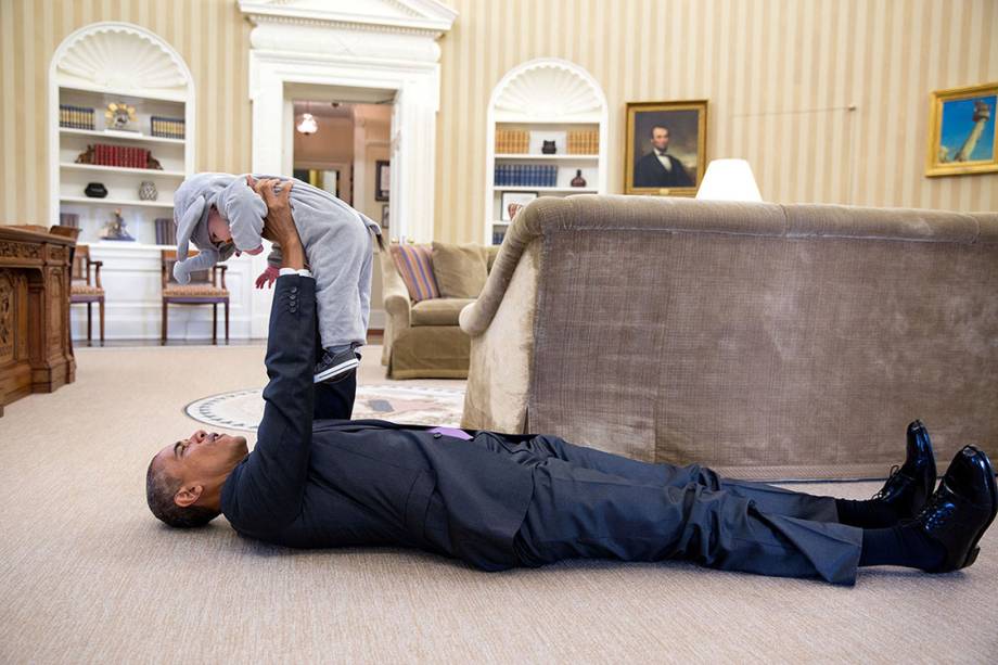 Presidente Barack Obama brinca com a pequena Ella Rhodes, filha do deputado Ben Rhodes, durante evento de Halloween na Casa Branca - 30/10/2015