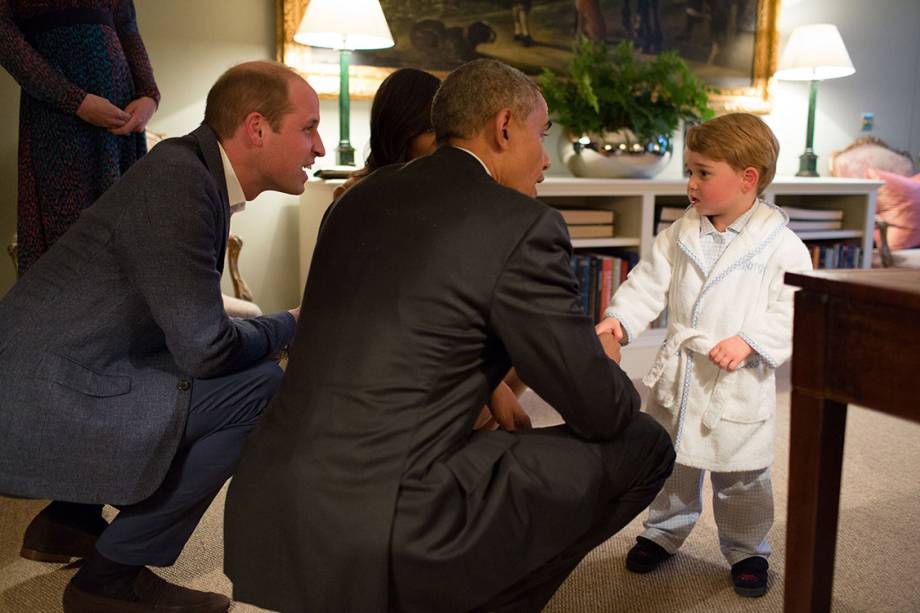 Michelle e Barack Obama conhecem o Príncipe George durante visita ao Palácio de Kensington, em Londres - 22/04/2016