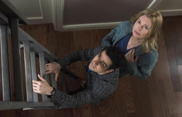 Alfonso Herrera e Geena Davis em 'The Exorcist' (Foto: Jean Whiteside/Fox)