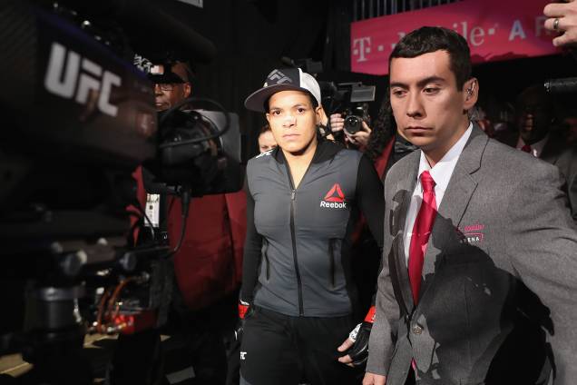 Lutadora de MMA, Amanda Nunes, chega ao octógono para enfrentar Ronda Rousey, em Las Vegas - 31/12/2016 Lutadora de MMA, Amanda Nunes, chega ao octógono para enfrentar Ronda Rousey, em Las Vegas - 31/12/2016