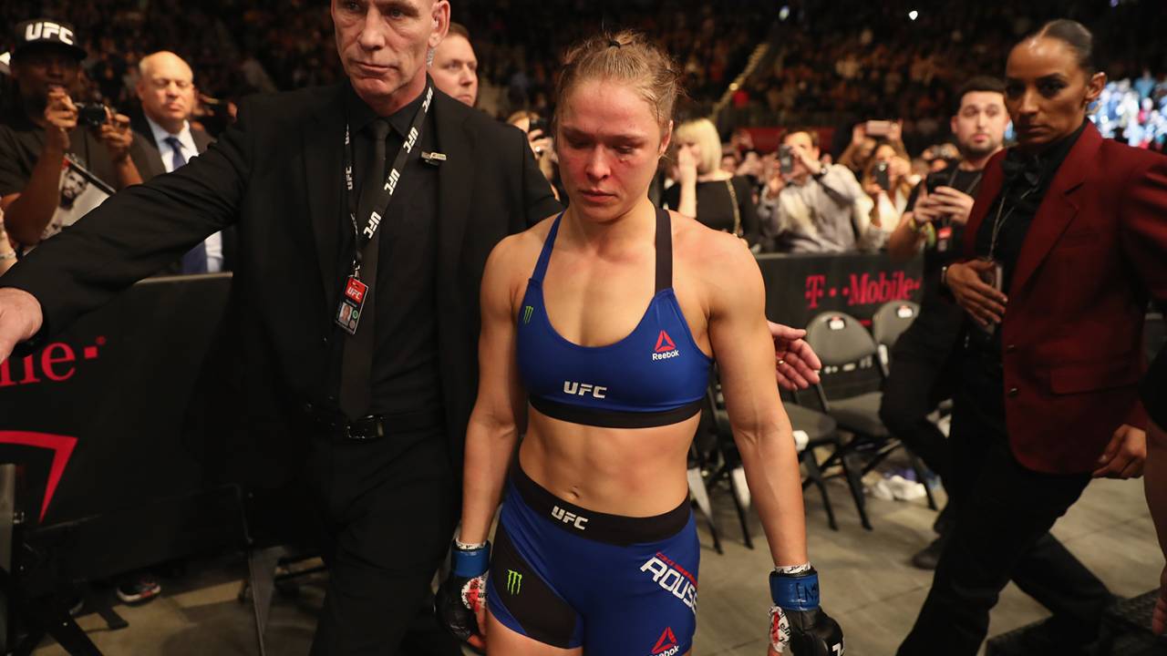 Ronda Rousey saindo do octógono após sua derrota para a brasileira Amanda Nunes, na arena em Las Vegas, Nevada
