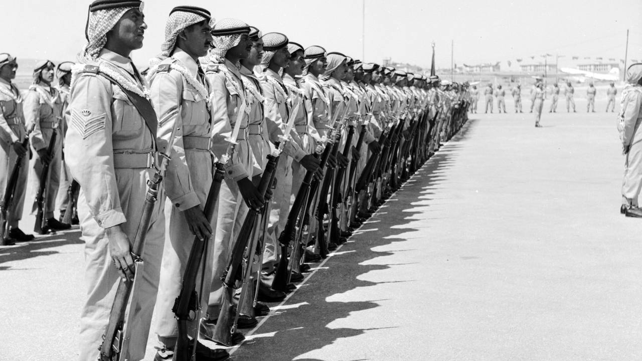Soldados do exército organizado pelos britânicos e conhecido como Legião Árabe, na Jordânia (Photo by Three Lions/Getty Images)