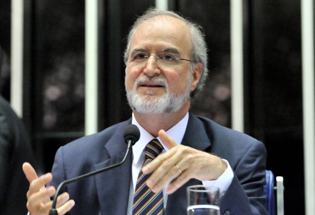 STJ reduz pena, mas mantém condenação de Eduardo Azeredo