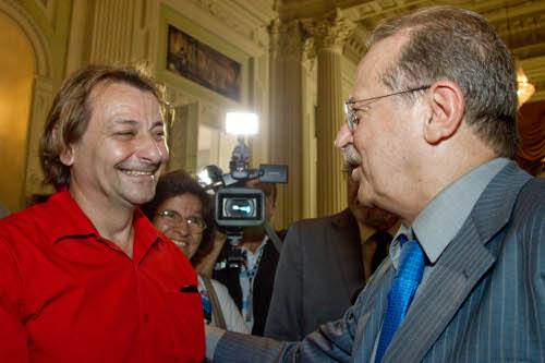 Tarso Genro cumprimenta Ex-ativista italiano Cesare Battisti após concedê-lo status de refugiado político - 2009 Tarso Genro cumprimenta Ex-ativista italiano Cesare Battisti após concedê-lo status de refugiado político - 2009