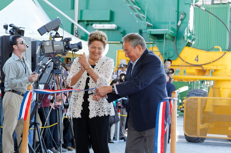 Contratos secretos com Cuba e Angola transferiram para os ditadores de estimação o dinheiro que falta aos portos do Brasil