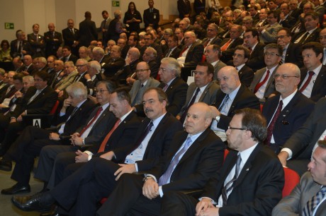 Primeira fileira: Guido Mantega (segundo da direita para a esquerda), ao lado de Aloizio Mercadante Segunda fileira: Guilherme Afif Domingos (quarto da direita para a esquerda) Terceira fileira: Mauro Borges (terceiro da direita para a esquerda), ao lado de Clélio Campolina (Foto: José Paulo Lacerda/CNI)