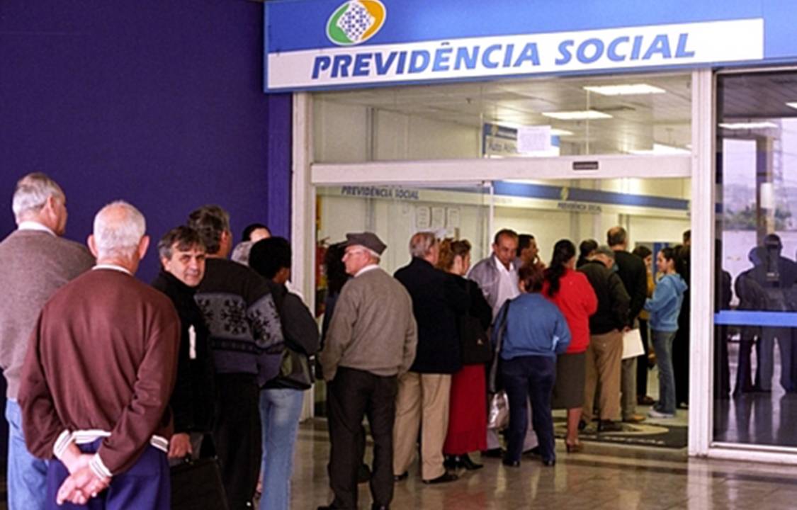 Aposentados em uma agência da Previdência Social