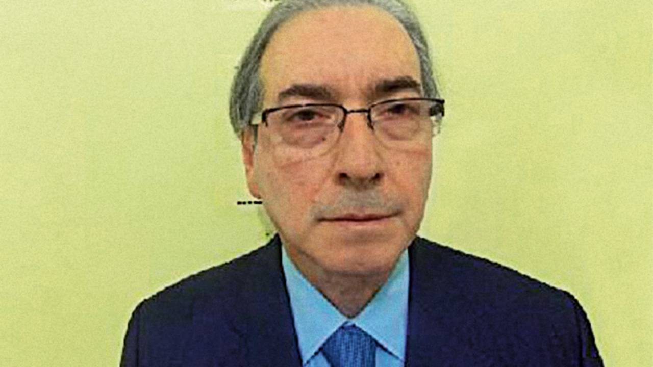 ILUSÃO DE ÓTICA - Apesar de ter 1,85 metro de altura, Cunha aparece na foto de identificação do Complexo Médico-Penal do Paraná com 1,90