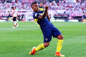 O jogador Tevez, do Boca Juniors O jogador Tevez, do Boca Juniors, comemora gol durante partida contra o River Plate, em partida válida pelo Campeonato Argentini, realizada no estádio Antonio Liberti, em Buenos Aires - 11/12/2016