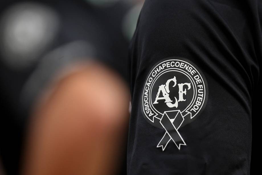 Símbolo da Chapecoense é visto na camisa dos jogadores do São Paulo durante partida contra o Santa Cruz, no Pacaembu