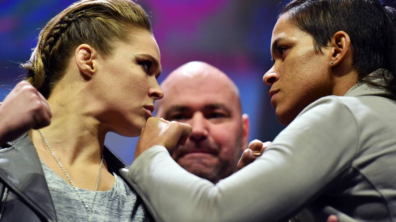 As lutadoras Ronda Rousey (esq) e Amanda Nunes (dir), se encaram em evento de divulgação do UFC 207, no Madison Square Garden, em Nova York - 11/11/2016