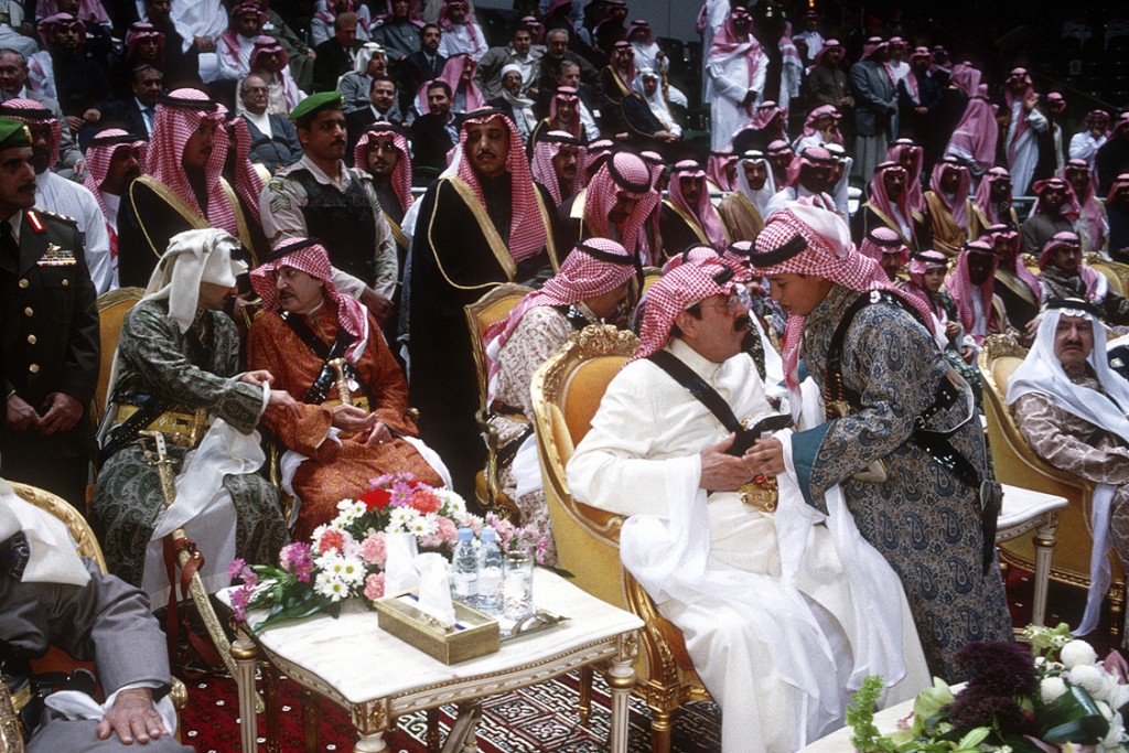 Em encontro anual da família real na capital da Arábia Saudita, Riyad, em 2003, um jovem príncipe cumprimenta e jura obediência ao rei Abdullah bin Abdulaziz Al Saud, que foi rei do país até 2012 (Crédito: Reza/Getty Images)