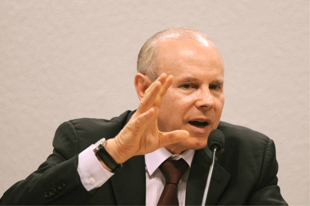 Justiça absolve Mantega em ação sobre favorecimento no BNDES